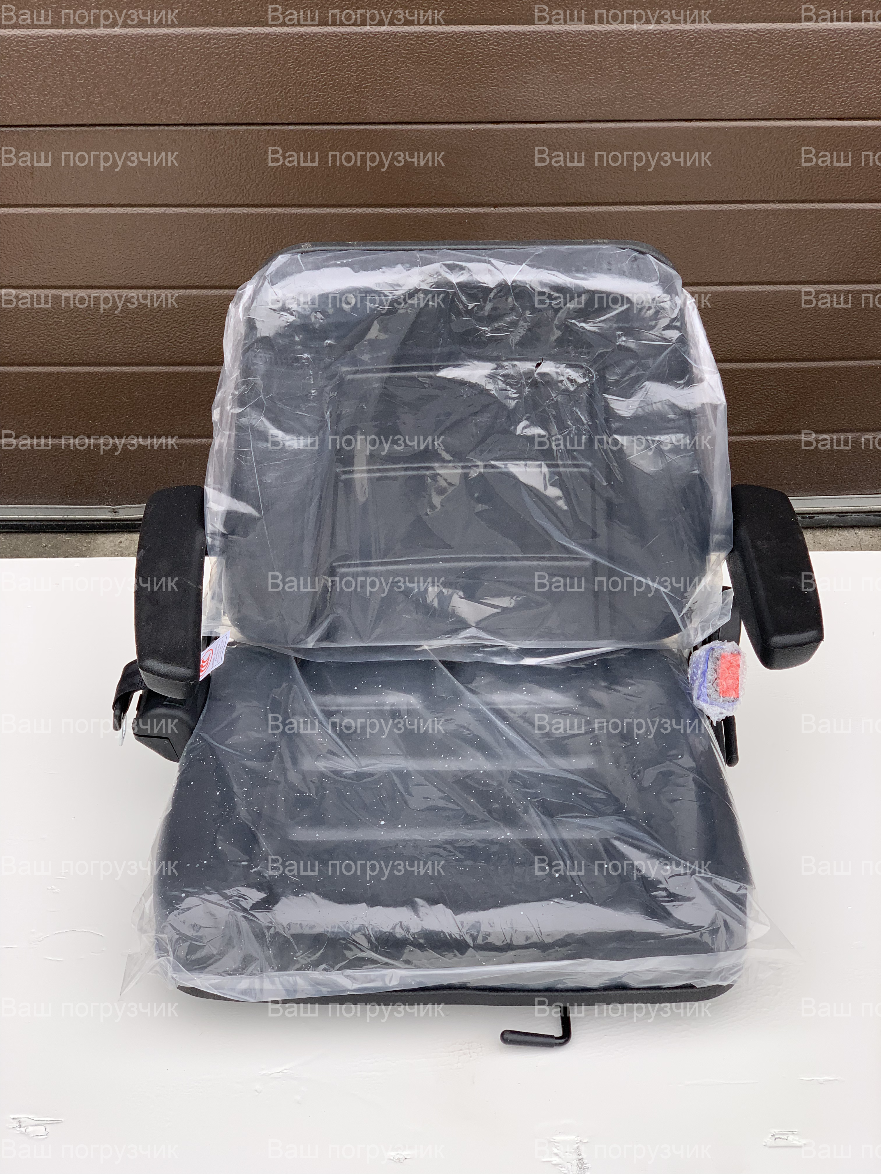 Сиденье складное, с подлокотниками и ремнем